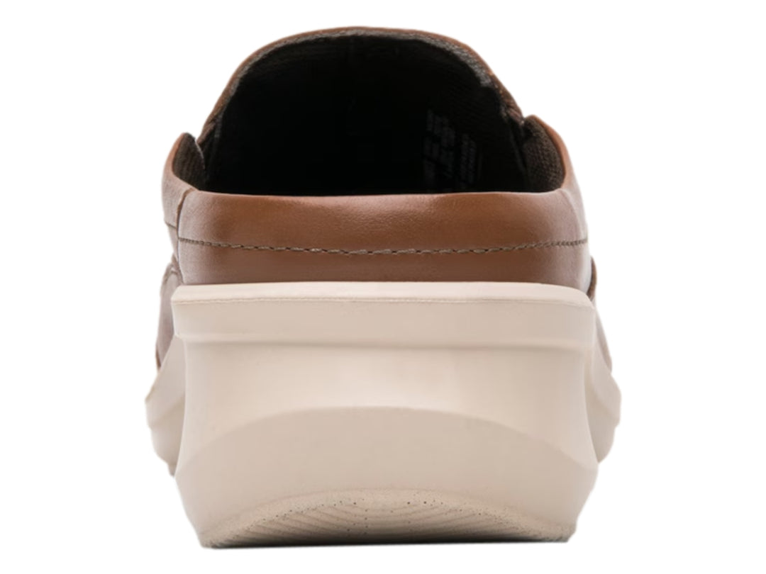 Zapato slip-on Flexi color marrón con suela gruesa color beige.
