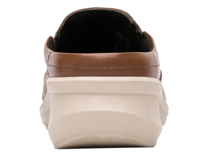 Zapato slip-on Flexi color marrón con suela gruesa color beige.
