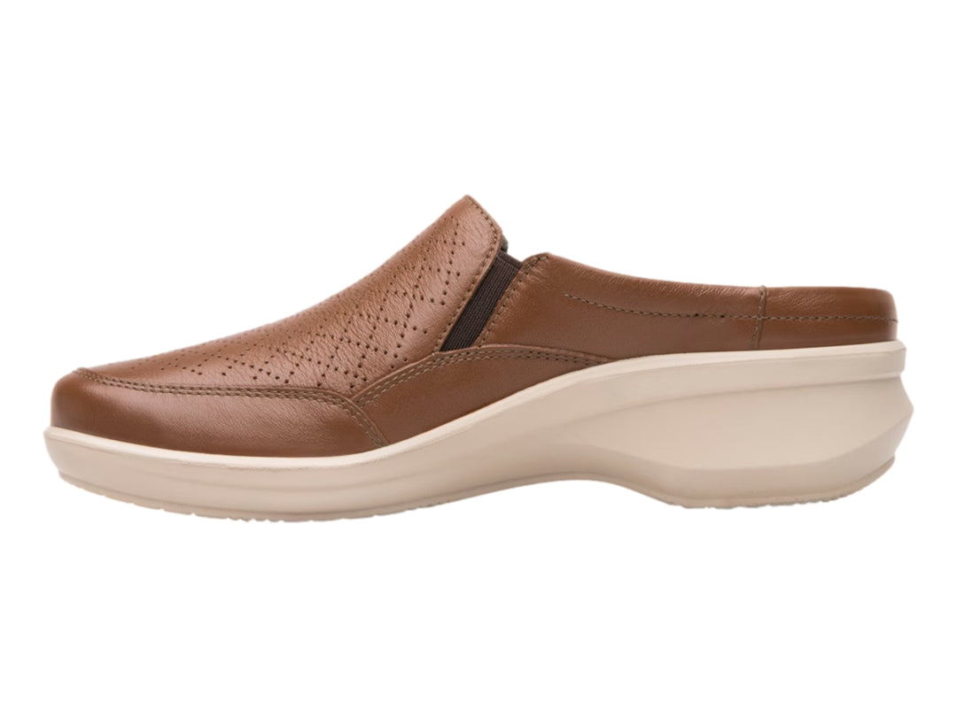Zapato slip-on Flexi color marrón con suela gruesa color beige.