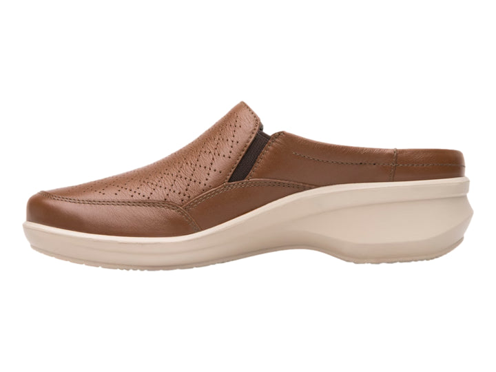 Zapato slip-on Flexi color marrón con suela gruesa color beige.