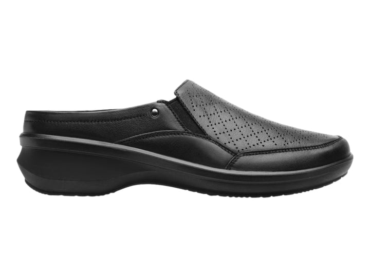 Zapato Flexi negro estilo slip-on con detalles perforados en la parte superior.