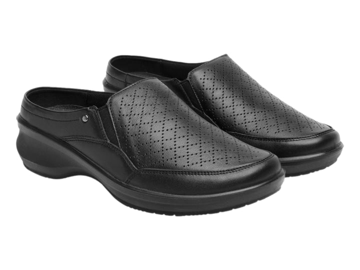 Zapato Flexi negro estilo slip-on con detalles perforados en la parte superior.