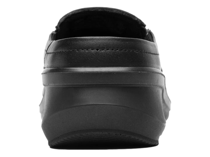 Zapato Flexi negro estilo slip-on con detalles perforados en la parte superior.