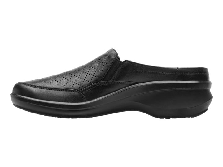 Zapato Flexi negro estilo slip-on con detalles perforados en la parte superior.