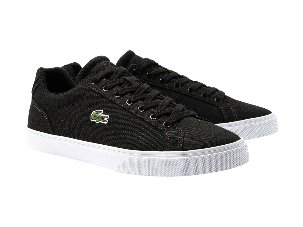 Tenis Lacoste Lerond Pro en color negro con suela blanca y logotipo del cocodrilo en el lateral.