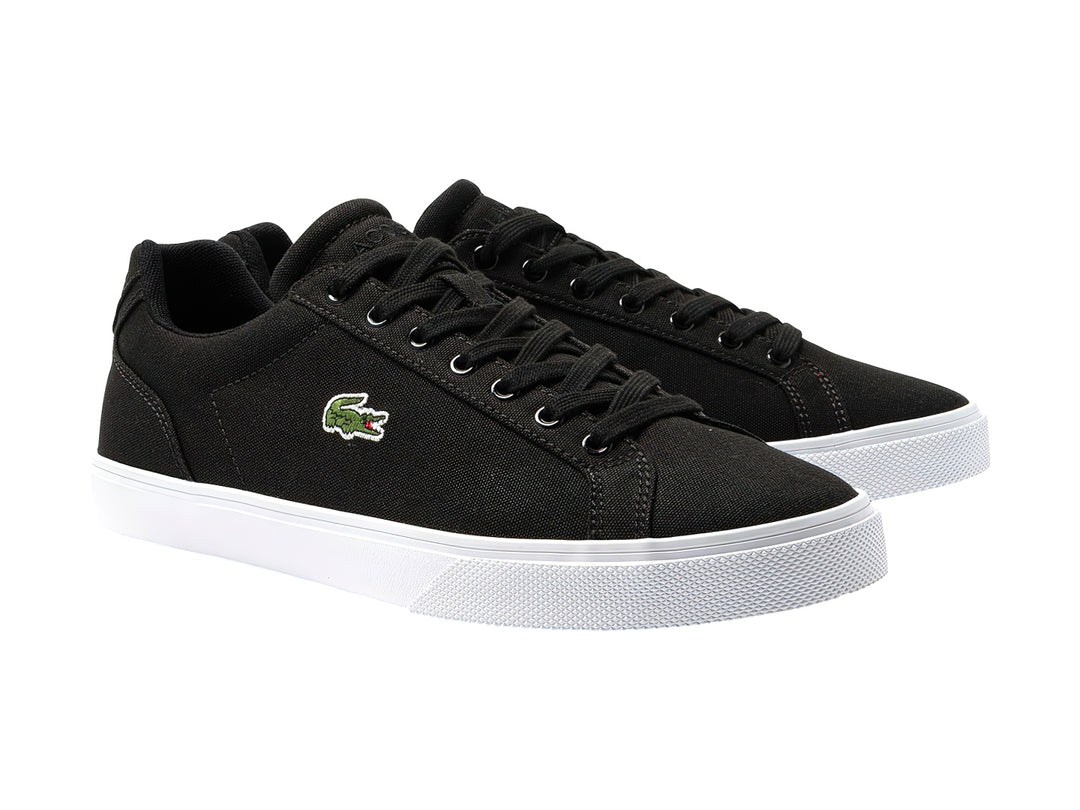 Tenis Lacoste Lerond Pro en color negro con suela blanca y logotipo del cocodrilo en el lateral.