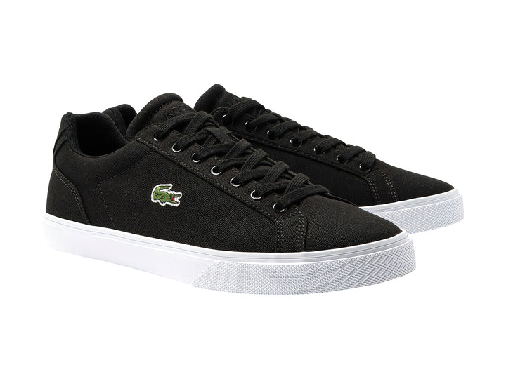 Tenis Lacoste Lerond Pro en color negro con suela blanca y logotipo del cocodrilo en el lateral.