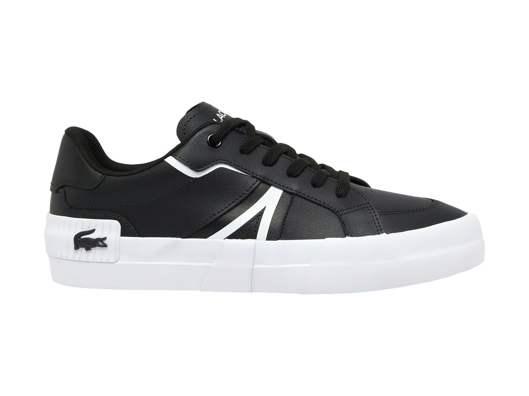 Tenis Lacoste color negro con suela blanca y detalle lateral blanco.
