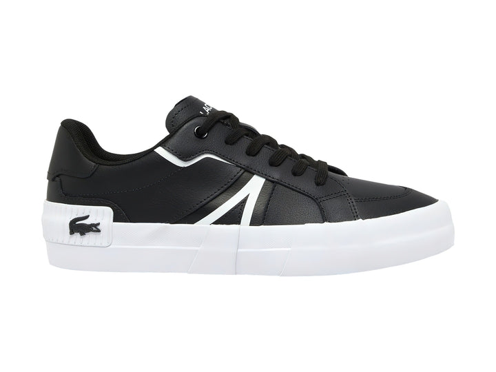 Tenis Lacoste color negro con suela blanca y detalle lateral blanco.
