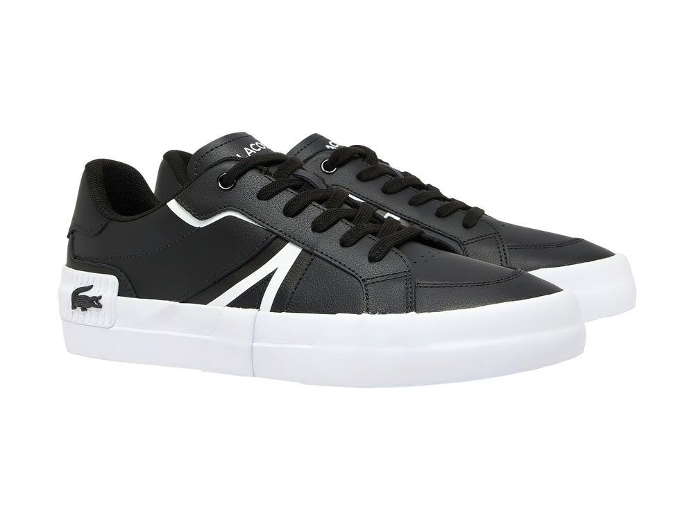 Tenis Lacoste color negro con suela blanca y detalle lateral blanco.