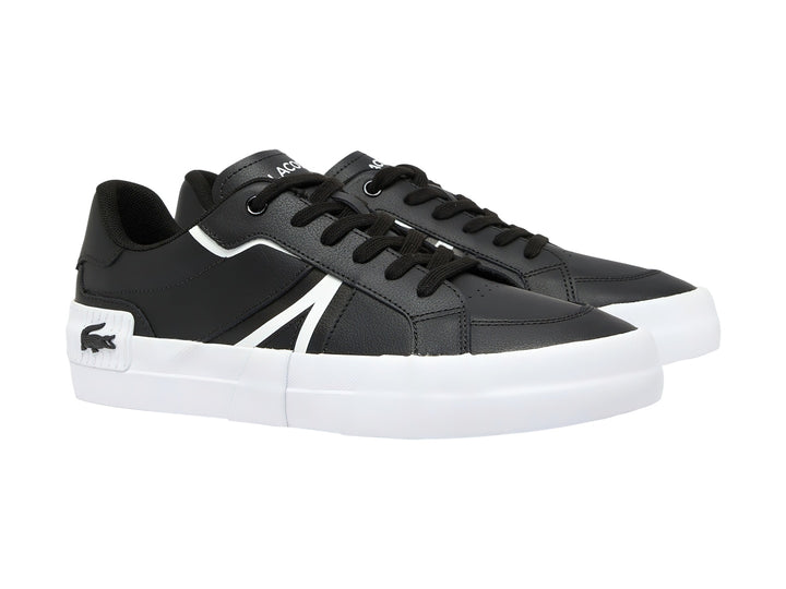 Tenis Lacoste color negro con suela blanca y detalle lateral blanco.