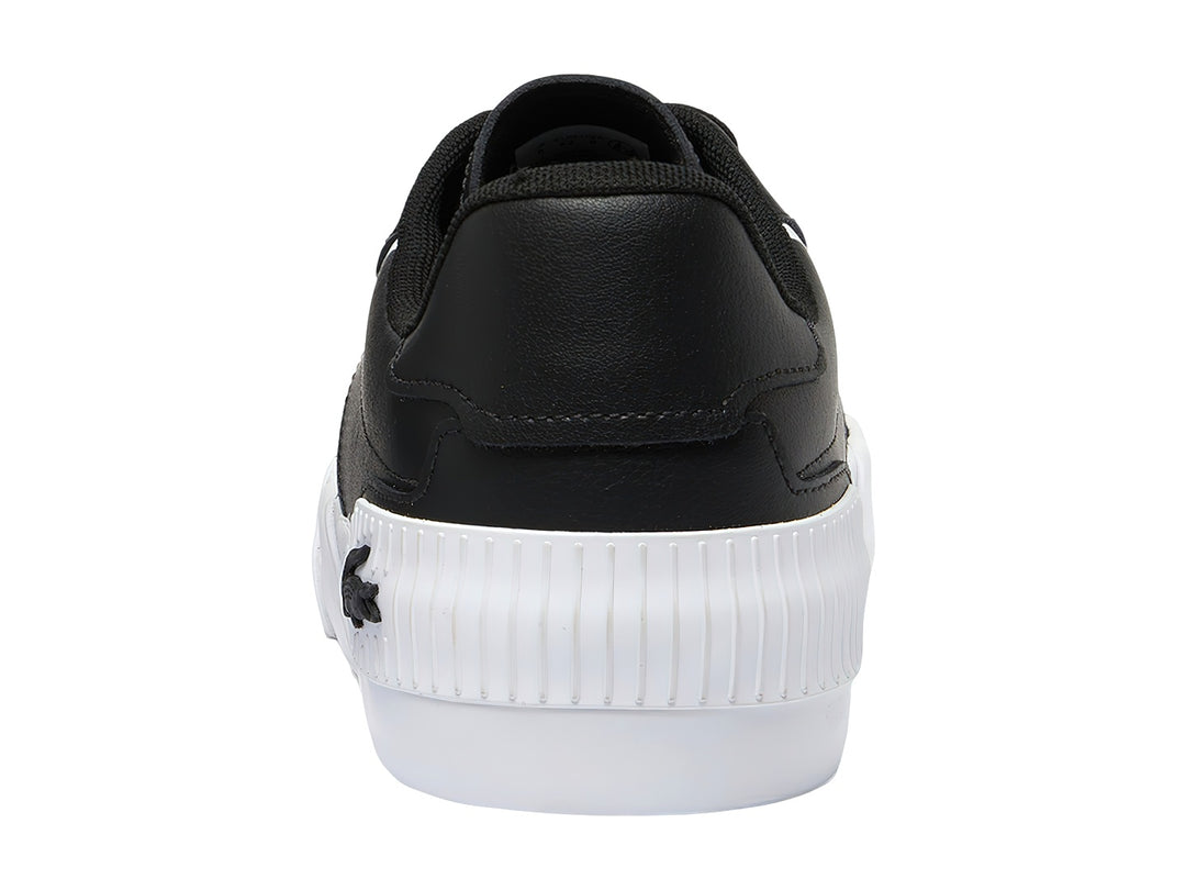 Tenis Lacoste color negro con suela blanca y detalle lateral blanco.