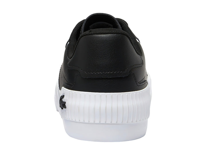 Tenis Lacoste color negro con suela blanca y detalle lateral blanco.
