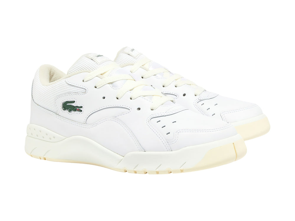 Tenis deportivos Lacoste color blanco y blanco roto con detalles en malla y logotipo verde.