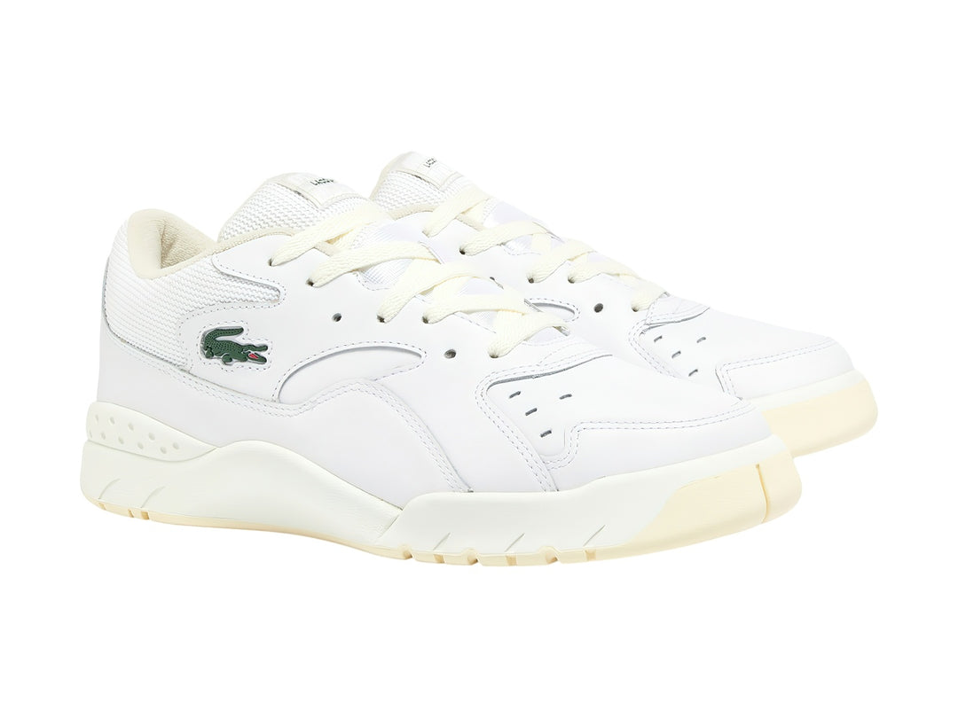 Tenis deportivos Lacoste color blanco y blanco roto con detalles en malla y logotipo verde.