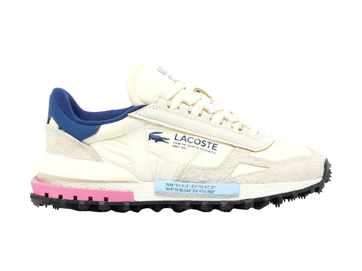 Tenis Lacoste color blanco con detalles en azul, rosa y celeste, suela negra dentada y logotipo lateral.