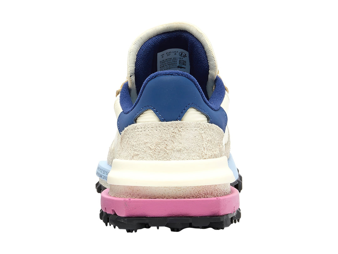 Tenis Lacoste color blanco con detalles en azul, rosa y celeste, suela negra dentada y logotipo lateral.