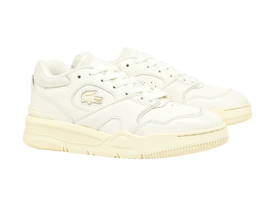 Tenis Lacoste color blanco roto con suela amarillo claro, diseño deportivo y casual.