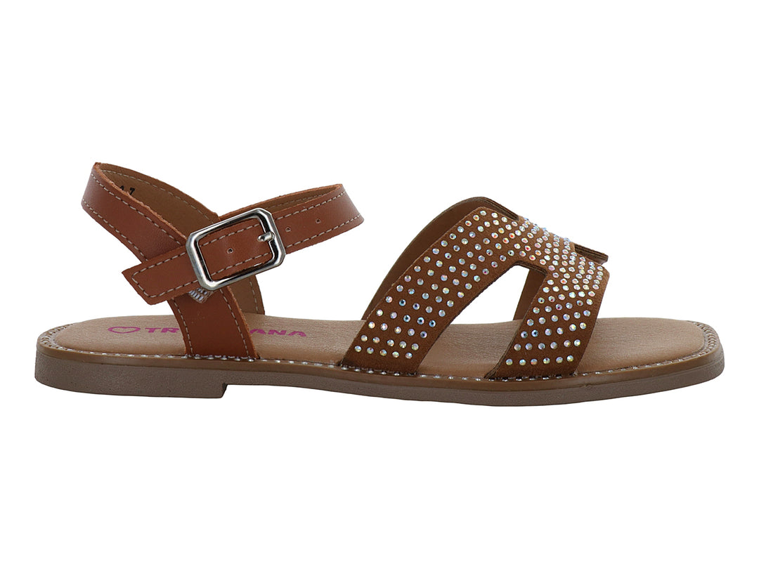 Sandalia plana color camel con detalles de brillantes en las correas y cierre de hebilla.