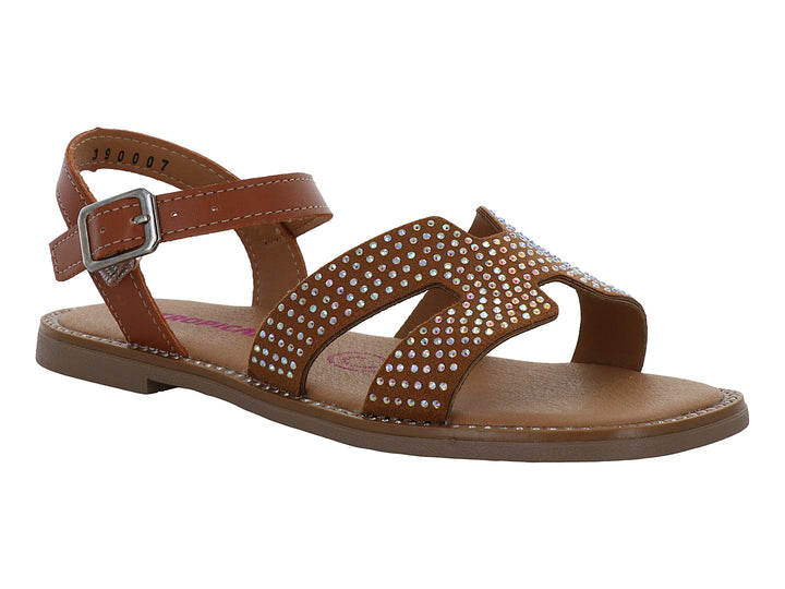 Sandalia plana color camel con detalles de brillantes en las correas y cierre de hebilla.