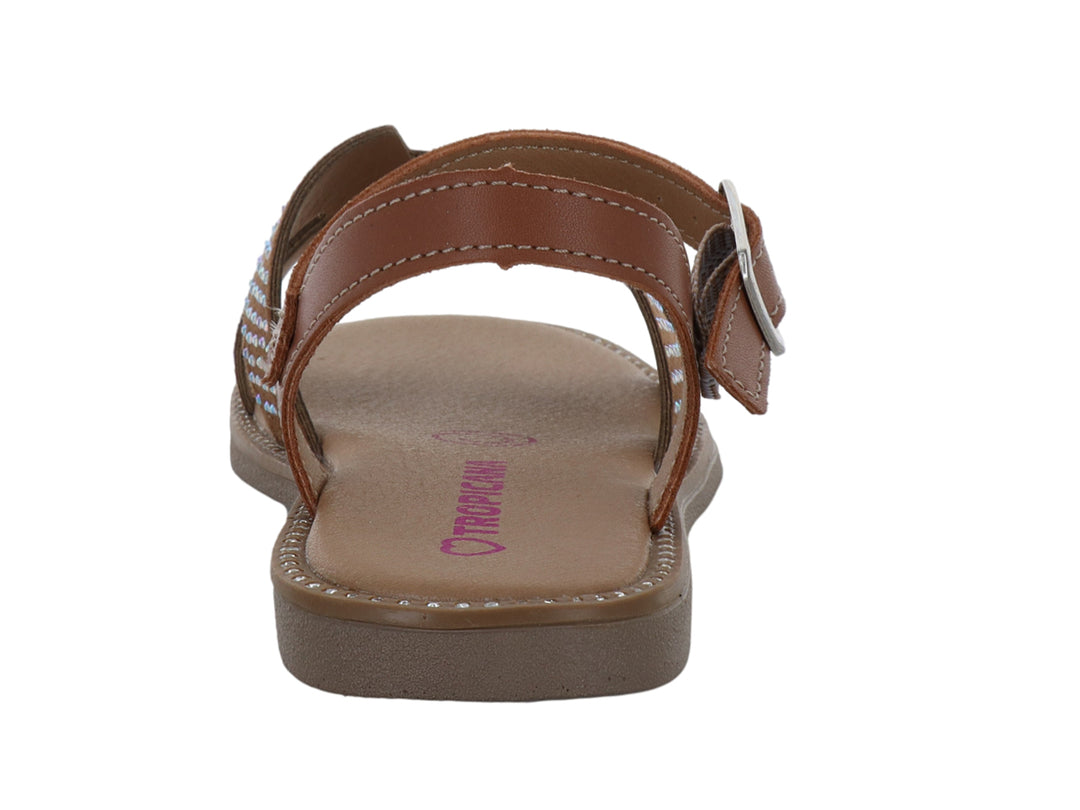 Sandalia plana color camel con detalles de brillantes en las correas y cierre de hebilla.