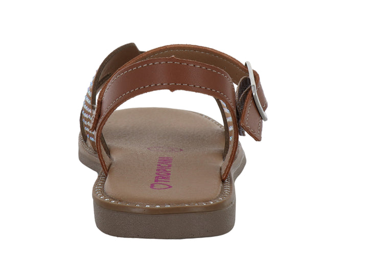 Sandalia plana color camel con detalles de brillantes en las correas y cierre de hebilla.
