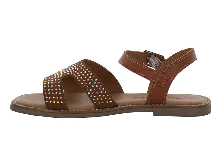 Sandalia plana color camel con detalles de brillantes en las correas y cierre de hebilla.