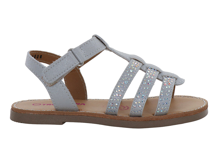 Sandalia color plata para niña con tiras decoradas con pedrería brillante y suela café.