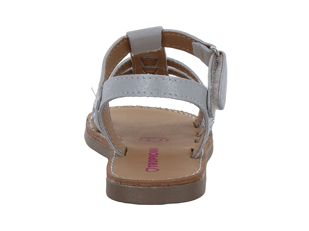 Sandalia color plata para niña con tiras decoradas con pedrería brillante y suela café.
