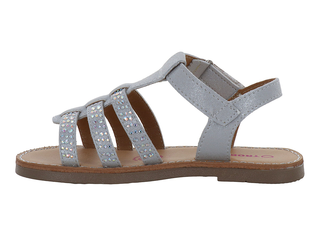 Sandalia color plata para niña con tiras decoradas con pedrería brillante y suela café.