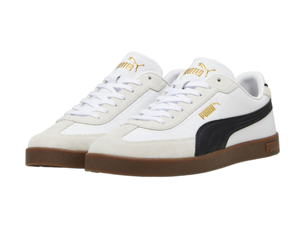 Tenis PUMA blancos con franja negra, punta gris y suela color caramelo.