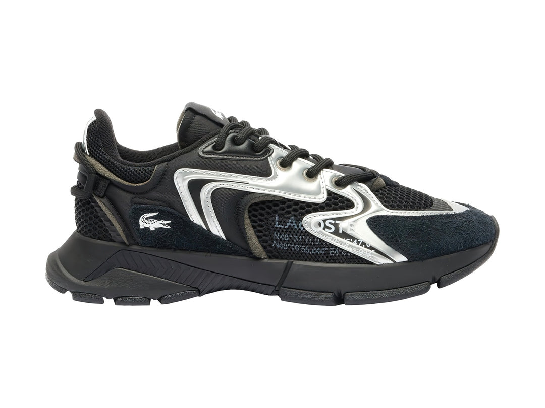 Tenis deportivos Lacoste en color negro con detalles en blanco y plata, diseño moderno con suela robusta.
