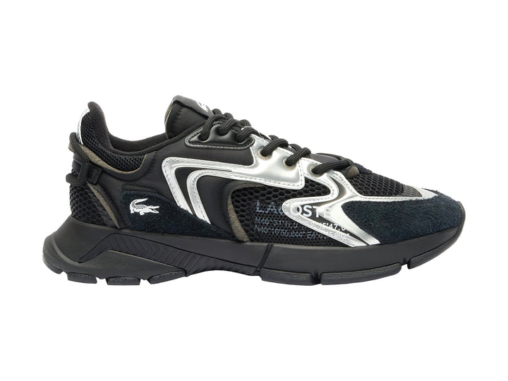 Tenis deportivos Lacoste en color negro con detalles en blanco y plata, diseño moderno con suela robusta.