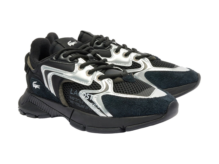 Tenis deportivos Lacoste en color negro con detalles en blanco y plata, diseño moderno con suela robusta.