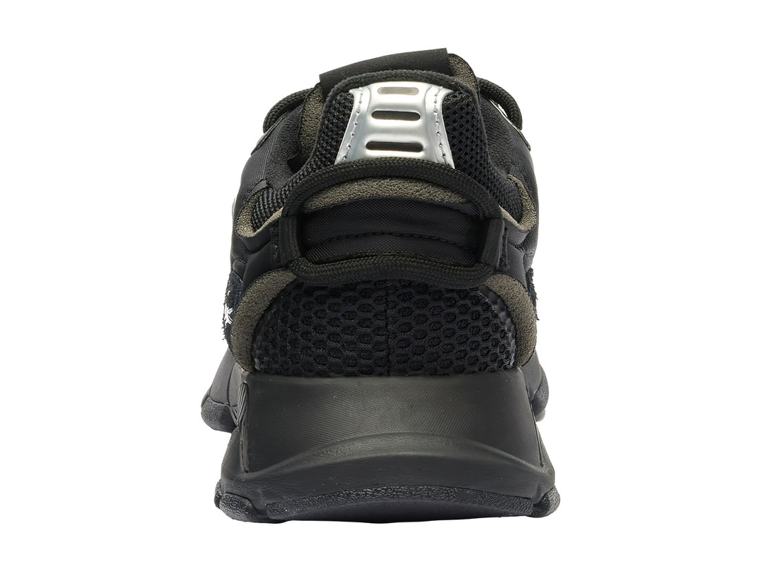 Tenis deportivos Lacoste en color negro con detalles en blanco y plata, diseño moderno con suela robusta.