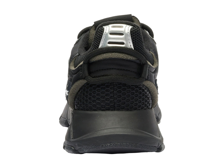 Tenis deportivos Lacoste en color negro con detalles en blanco y plata, diseño moderno con suela robusta.