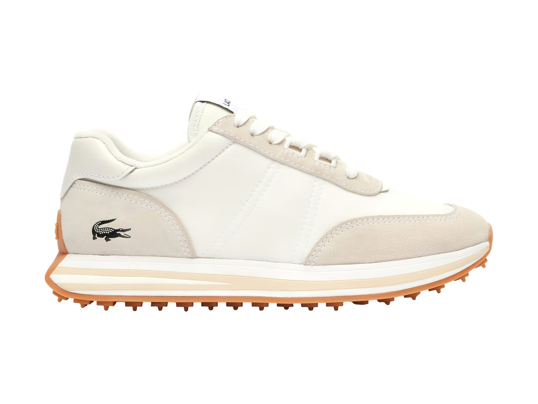 Tenis Lacoste blancos con detalles en beige y suela café dentada, vista lateral.