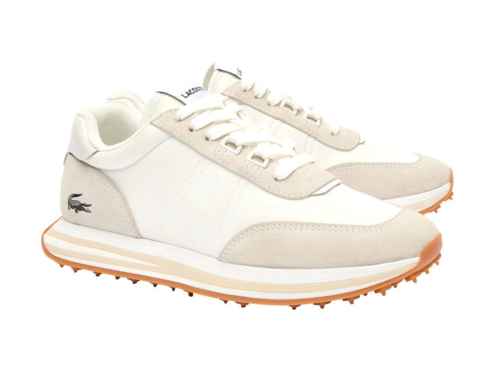 Tenis Lacoste blancos con detalles en beige y suela café dentada, vista lateral.