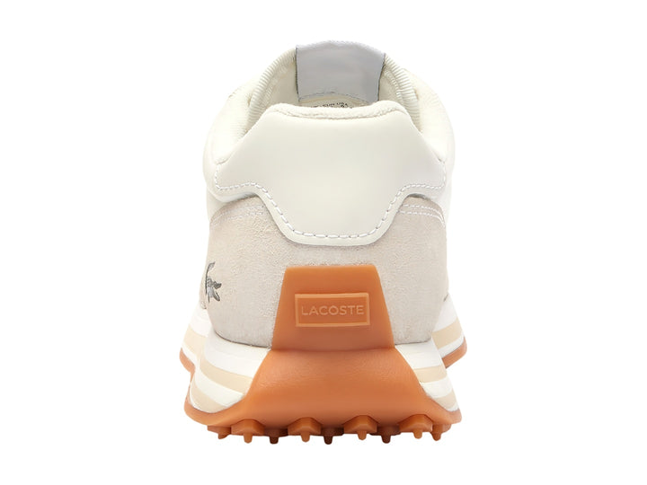 Tenis Lacoste blancos con detalles en beige y suela café dentada, vista lateral.