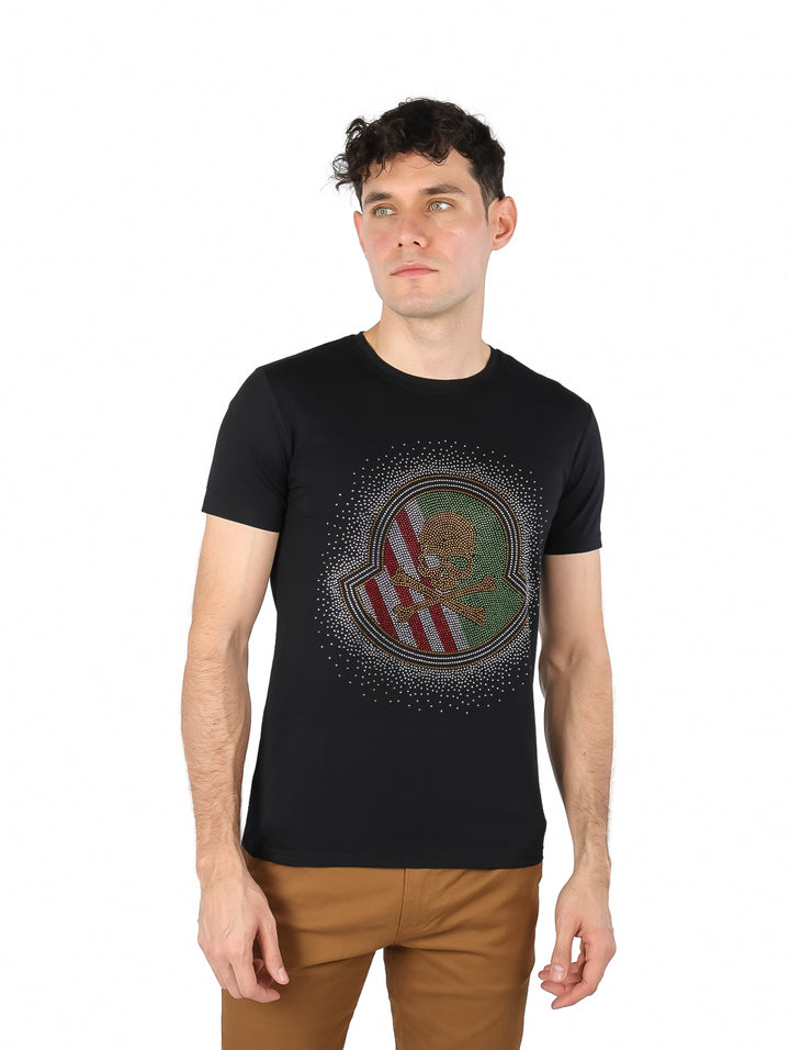 Hombre vistiendo playera negra de manga corta con diseño de calavera en verde y rojo en el pecho.