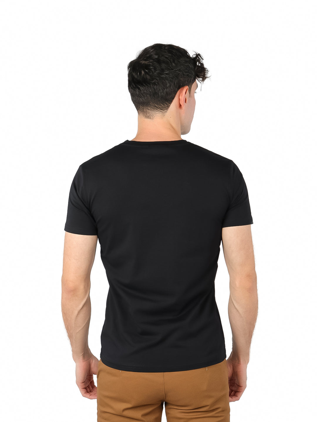 Hombre vistiendo playera negra de manga corta con diseño de calavera en verde y rojo en el pecho.