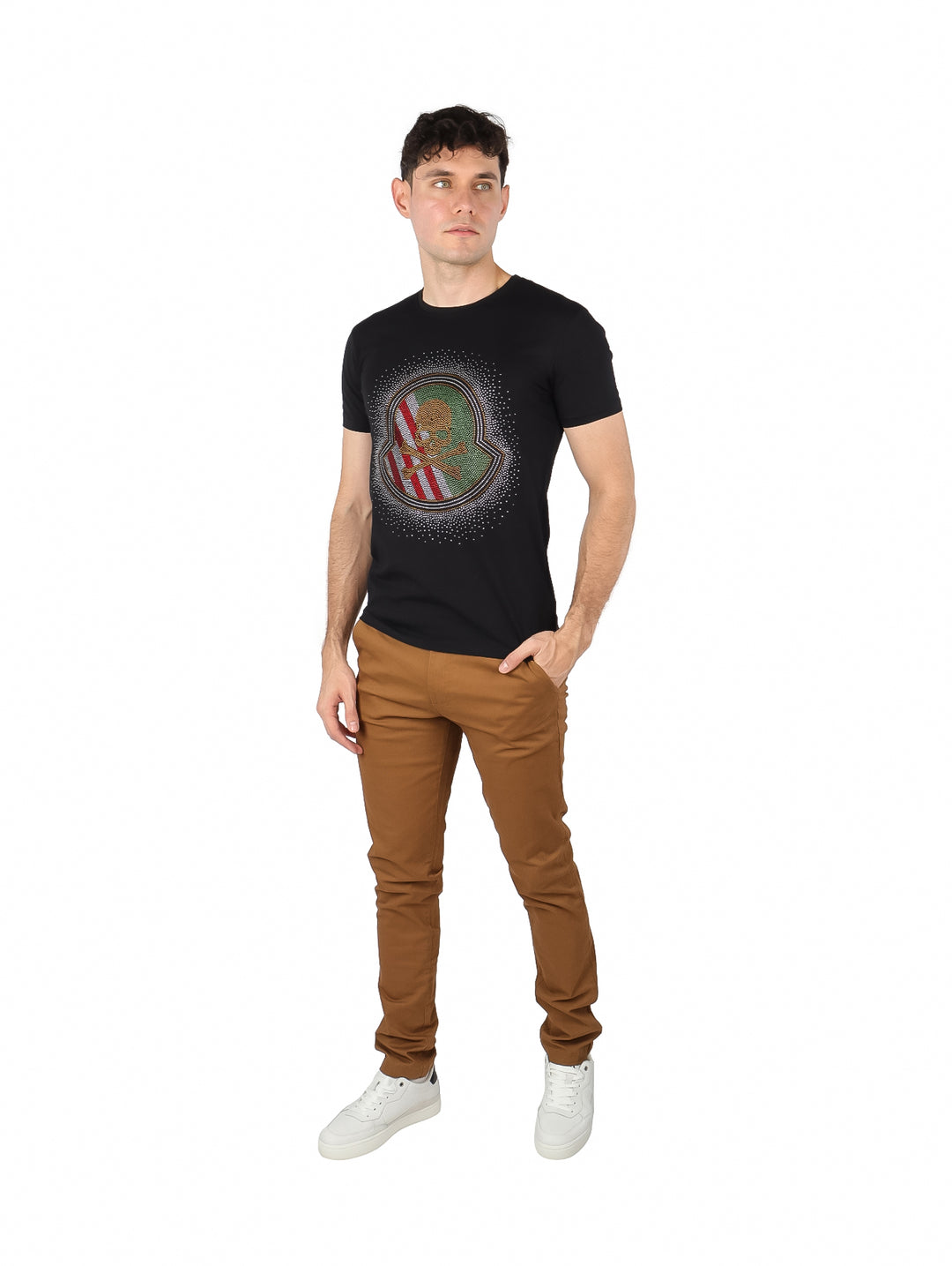 Hombre vistiendo playera negra de manga corta con diseño de calavera en verde y rojo en el pecho.