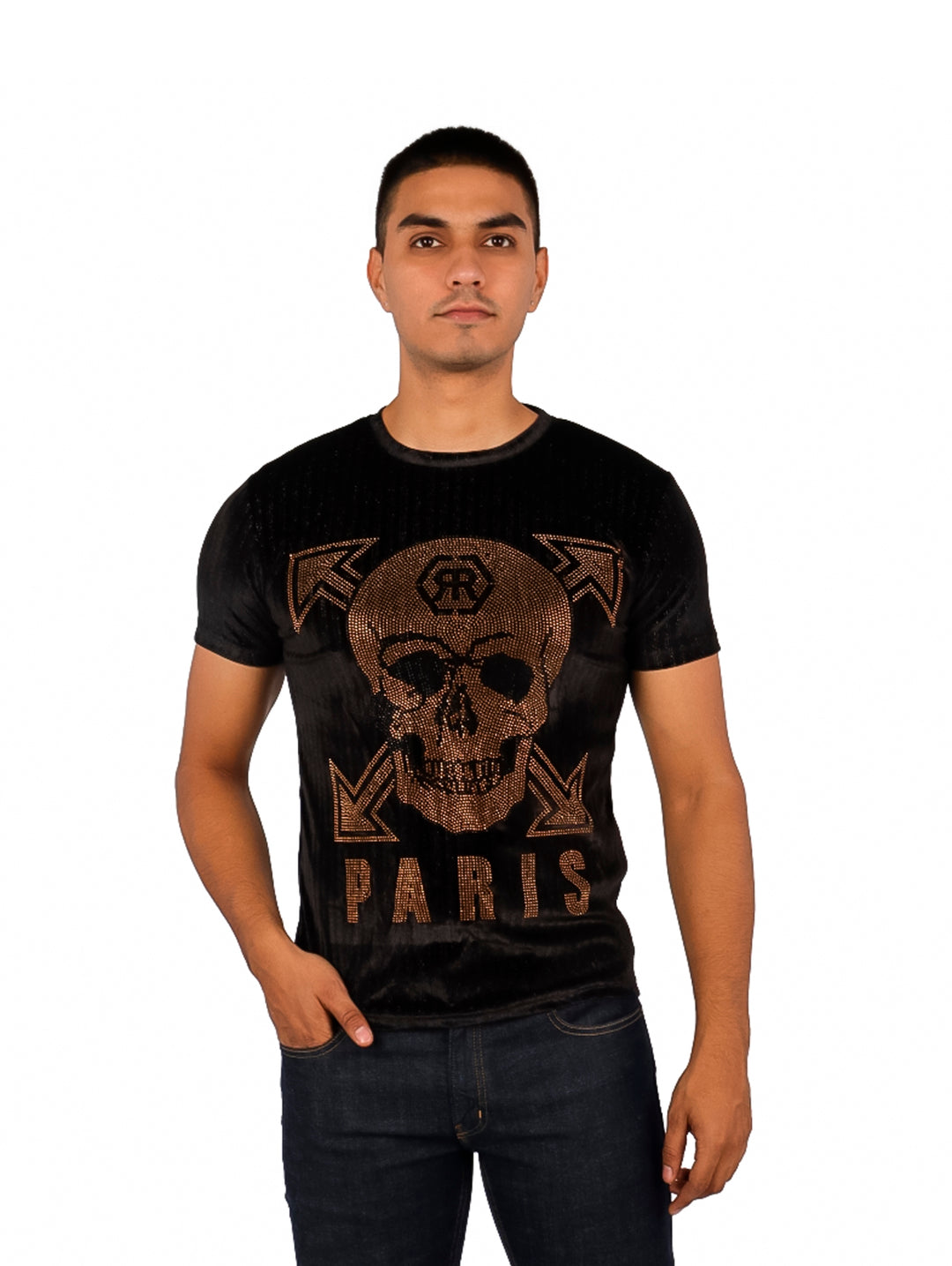 Hombre vistiendo playera negra de manga corta con estampado dorado de calavera y la palabra PARIS en el pecho.
