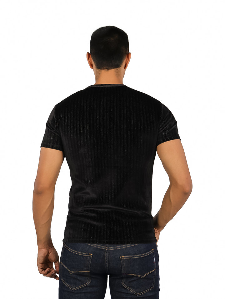 Hombre vistiendo playera negra de manga corta con estampado dorado de calavera y la palabra PARIS en el pecho.