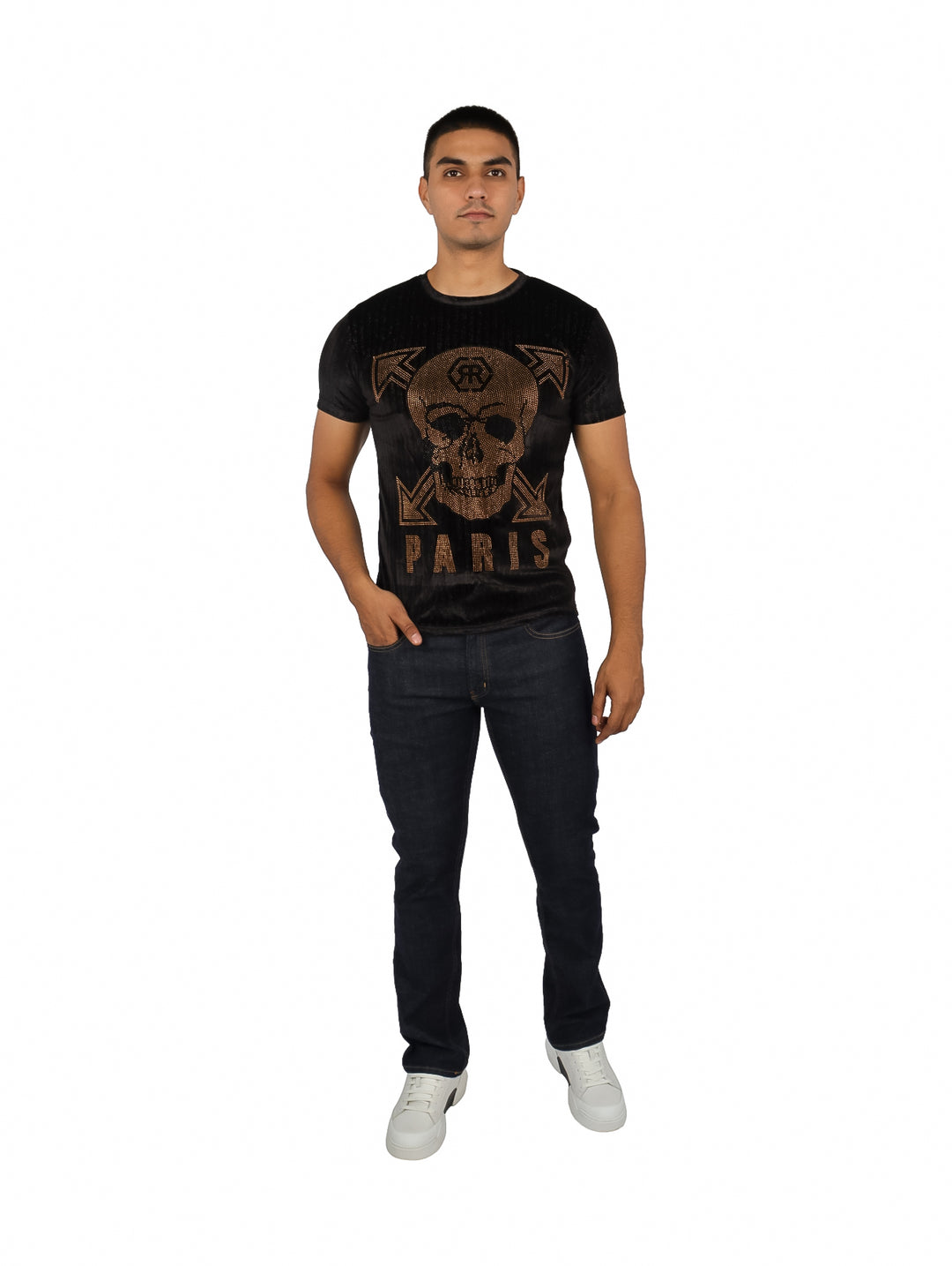 Hombre vistiendo playera negra de manga corta con estampado dorado de calavera y la palabra PARIS en el pecho.