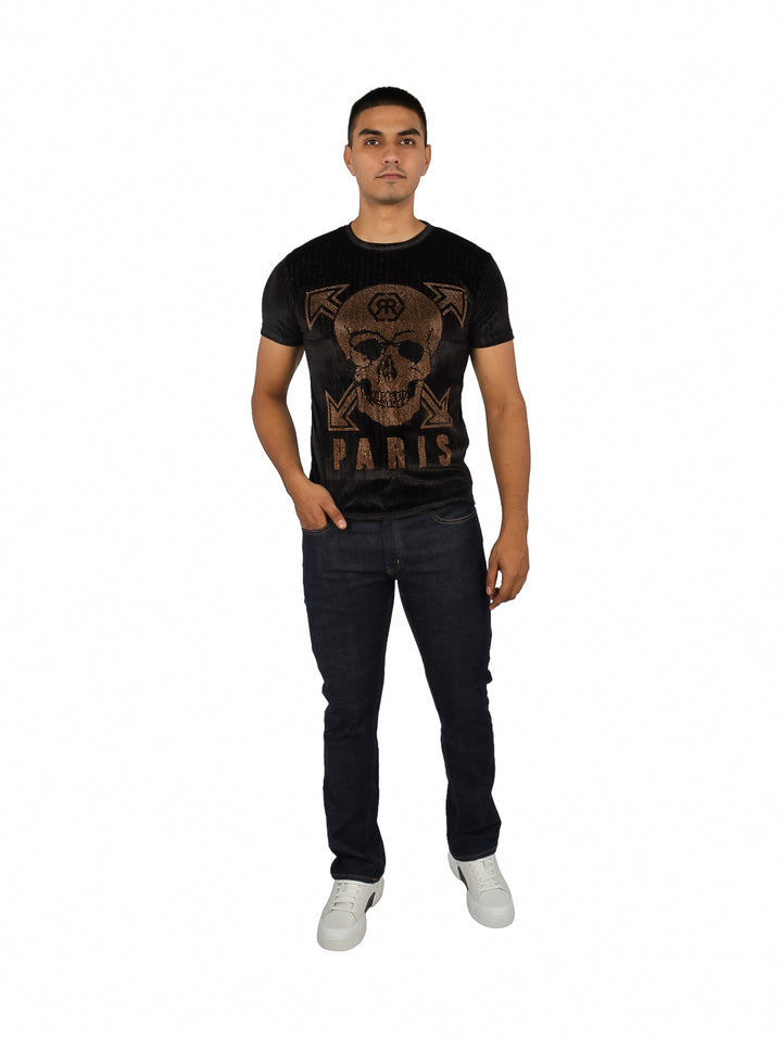Hombre vistiendo playera negra de manga corta con estampado dorado de calavera y la palabra PARIS en el pecho.
