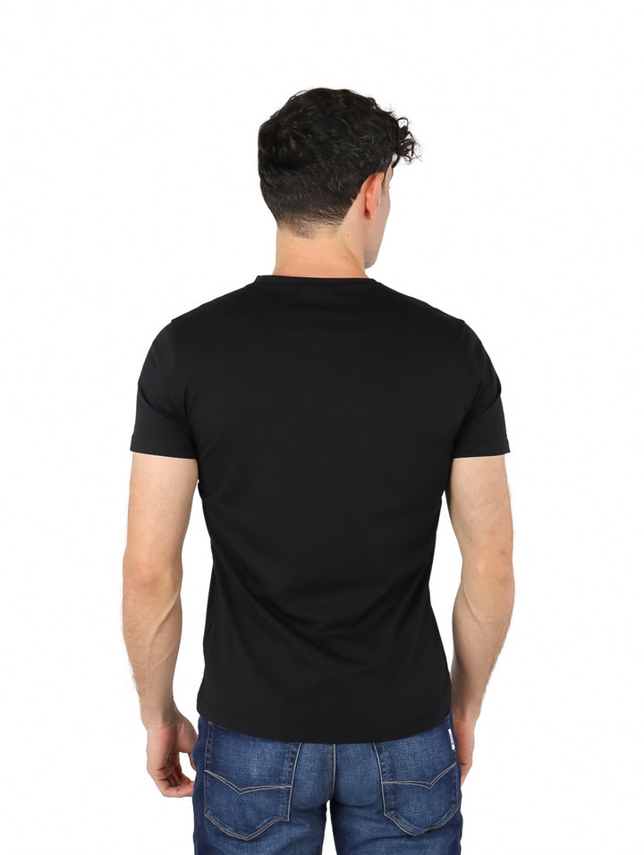 Playera negra de manga corta con estampado frontal de una calavera en color plata y texto PARIS.