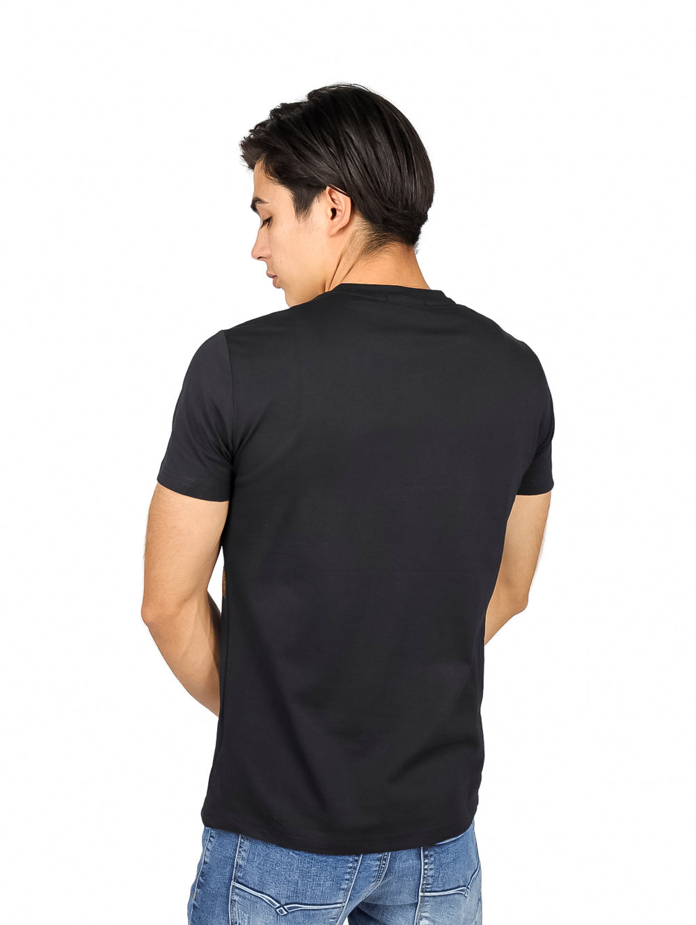 Playera negra de manga corta con estampado dorado de una calavera y el texto PARIS.