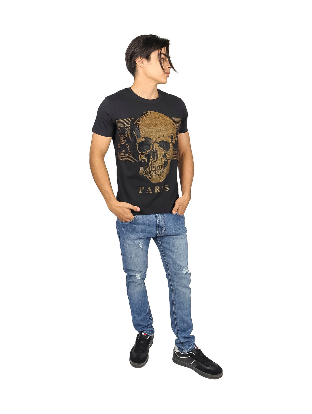 Playera negra de manga corta con estampado dorado de una calavera y el texto PARIS.