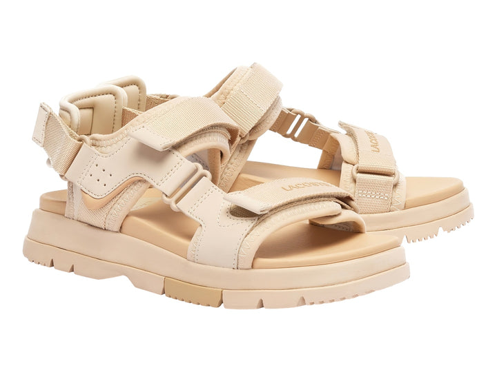 Sandalias Lacoste Suruga PRM color beige con suela gruesa y correas ajustables.